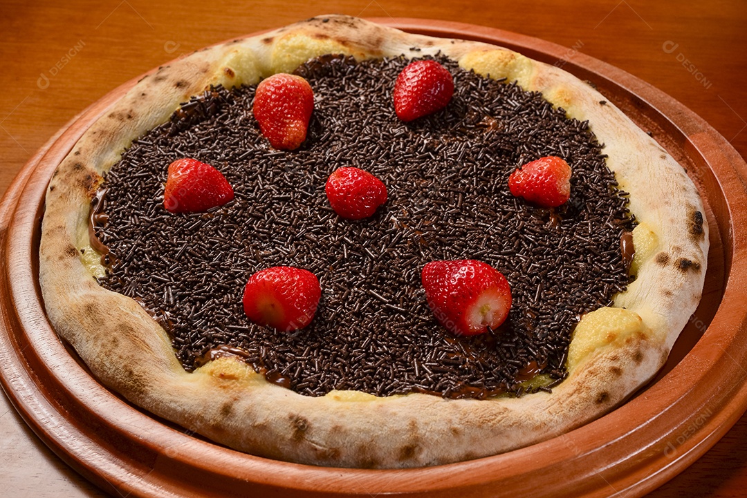 Pizza de morango com chocolate na mesa de madeira