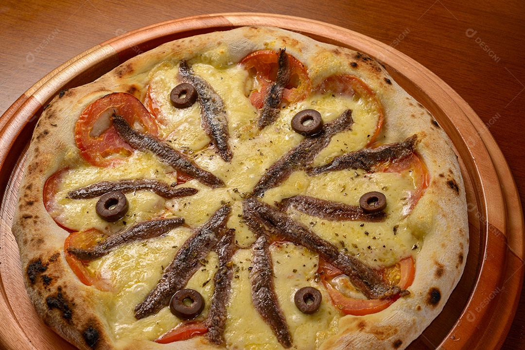 Pizza Aliche na mesa de madeira