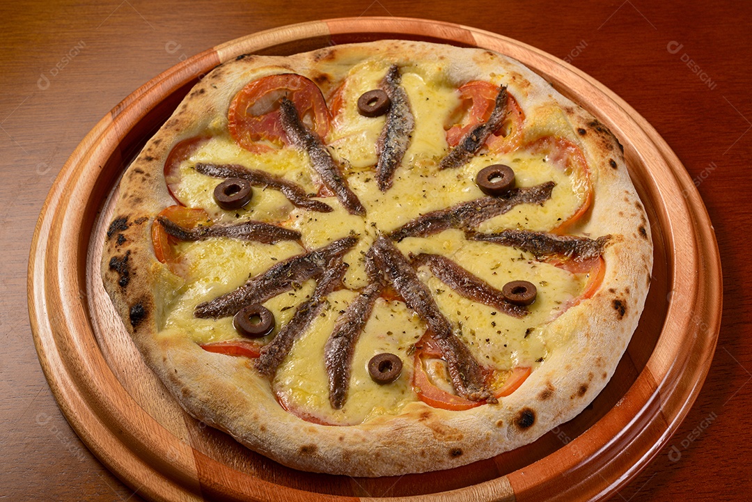 Pizza Aliche na mesa de madeira
