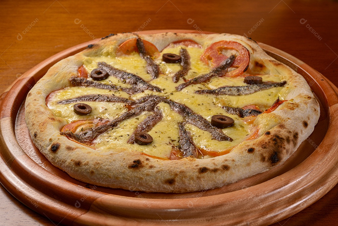 Pizza Aliche na mesa de madeira