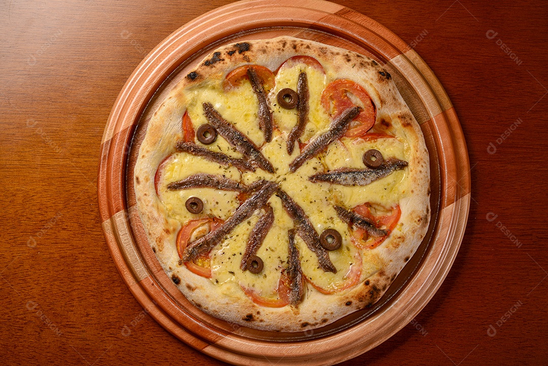 Pizza Aliche na mesa de madeira