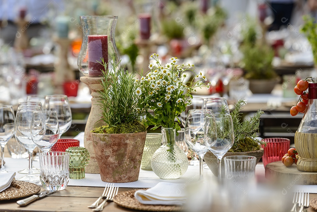 Mesa de jantar com vaso de flores tigelas copos velas