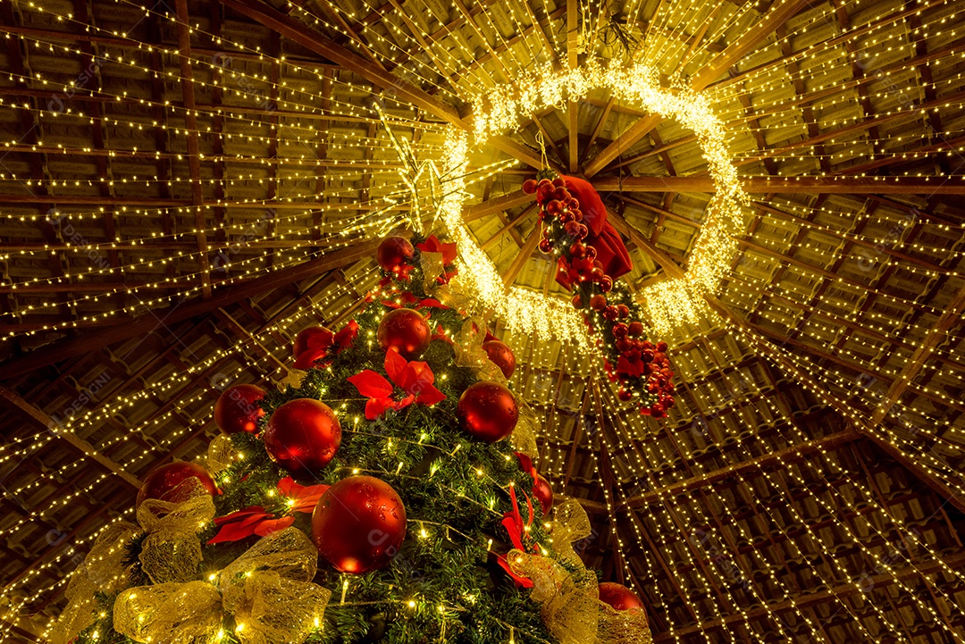 Tradicionais decorações de Natal com muitas luzes