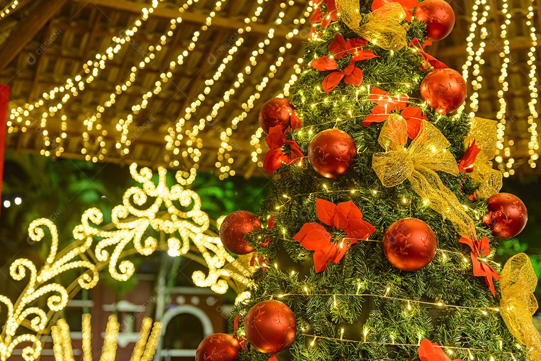 Tradicionais decorações de Natal com muitas luzes