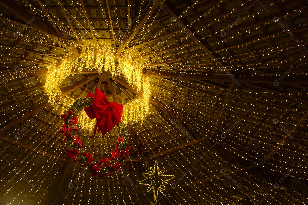 Tradicionais decorações de Natal com muitas luzes