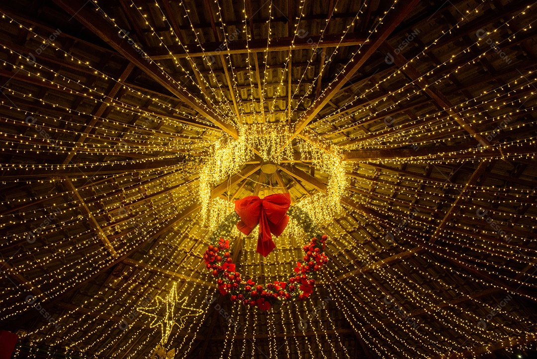 Tradicionais decorações de Natal com muitas luzes
