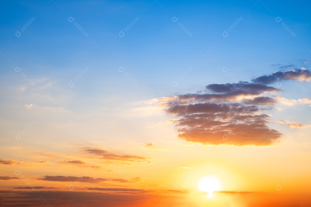 Céu lindo com sol se pondo