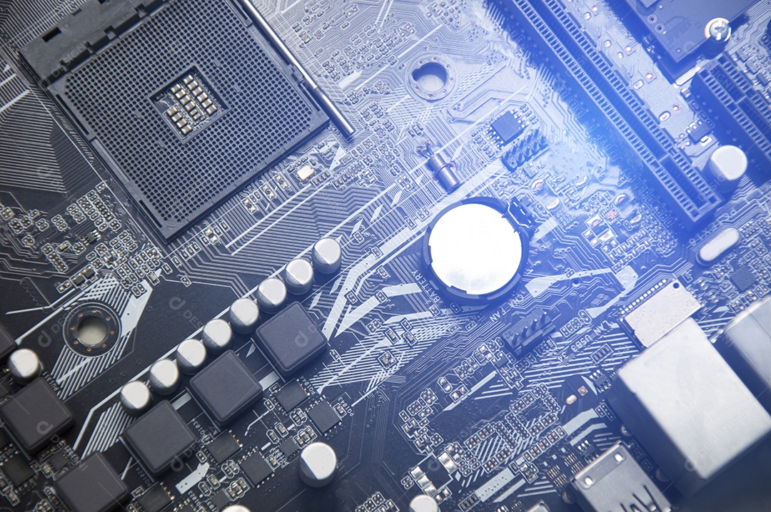 Vista superior da placa mãe e do técnico prestes a inserir o chip da CPU