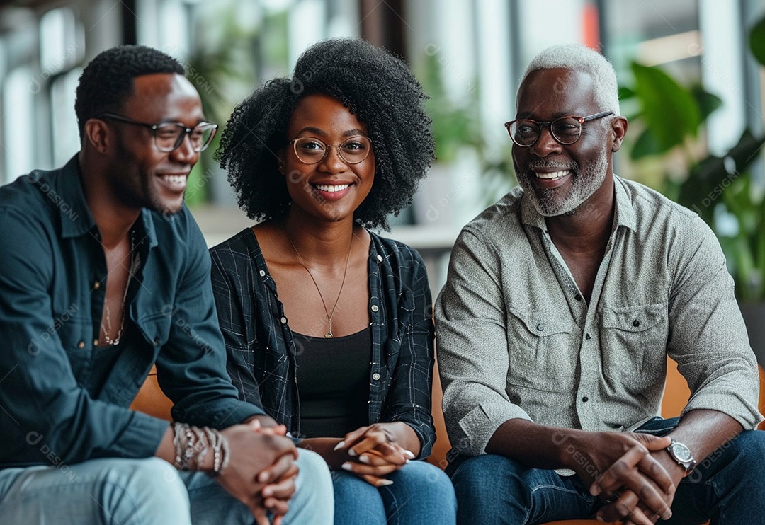 Três colegas de trabalho sorridentes e diversos tendo uma reunião informal de estratégia empresarial