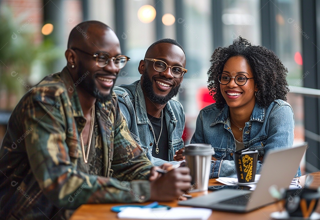Três colegas de trabalho sorridentes e diversos tendo uma reunião informal de estratégia empresarial