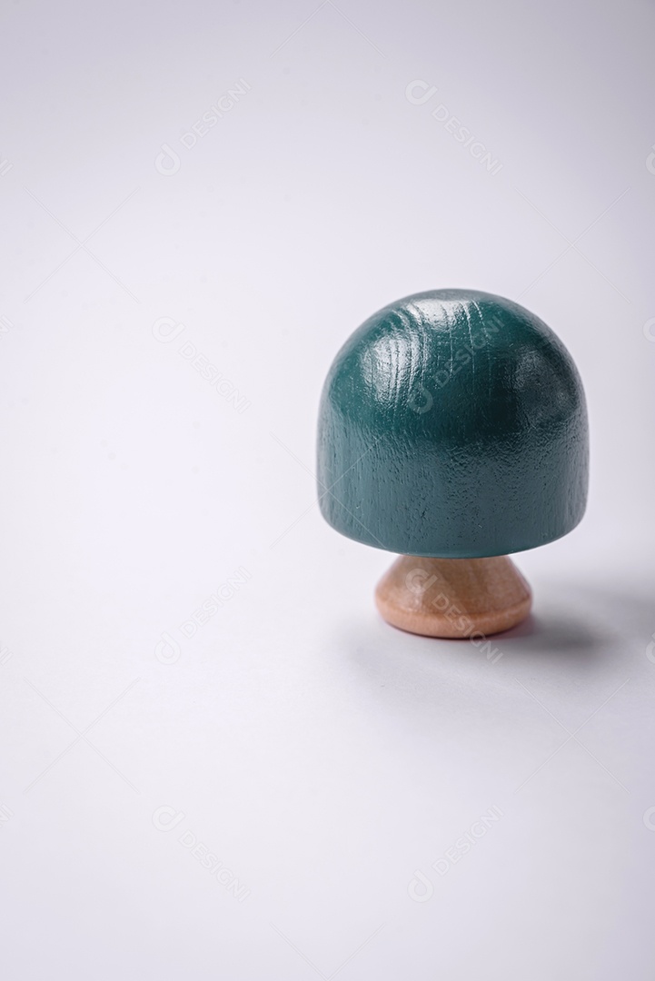 Modelo de madeira de uma árvore com copa verde e tronco sobre fundo branco. Crescimento infantil com brinquedos de madeira