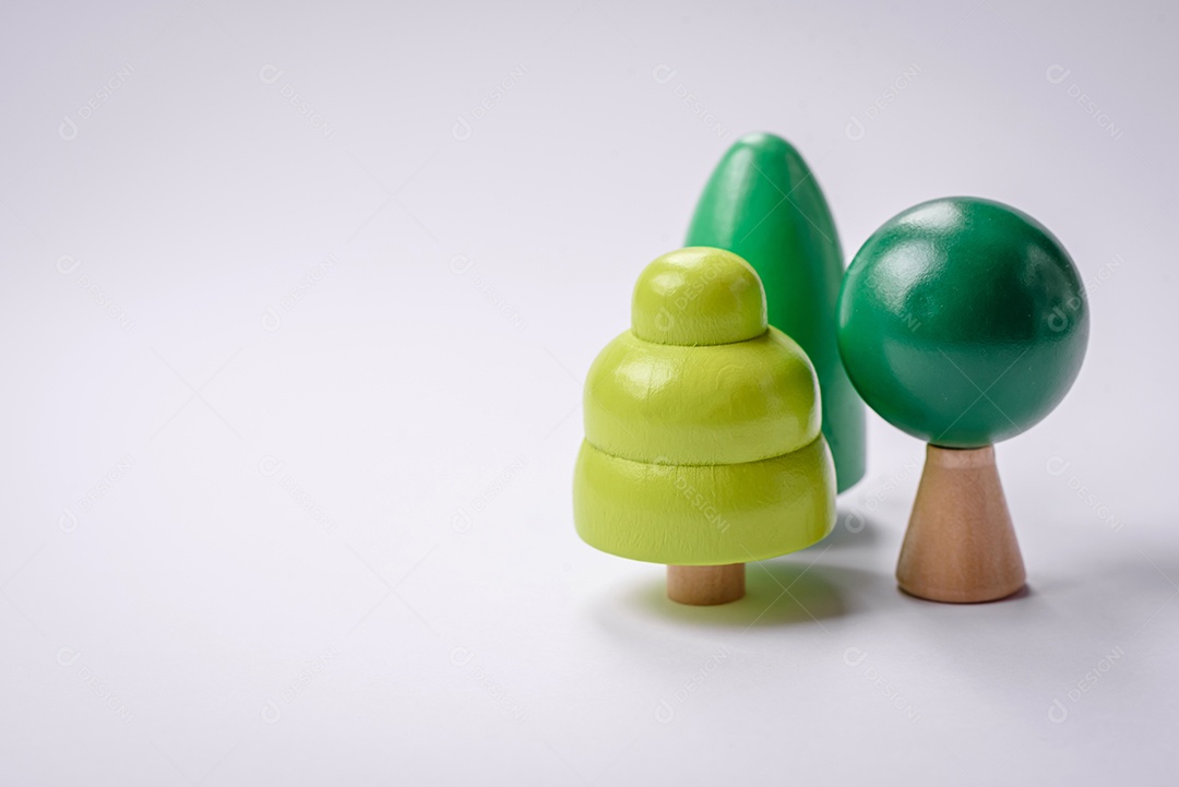 Uma casinha de madeira e chaves como ideia para investir na casa própria e atingir o objetivo de comprar um imóvel. Plano de fundo para sua ideia