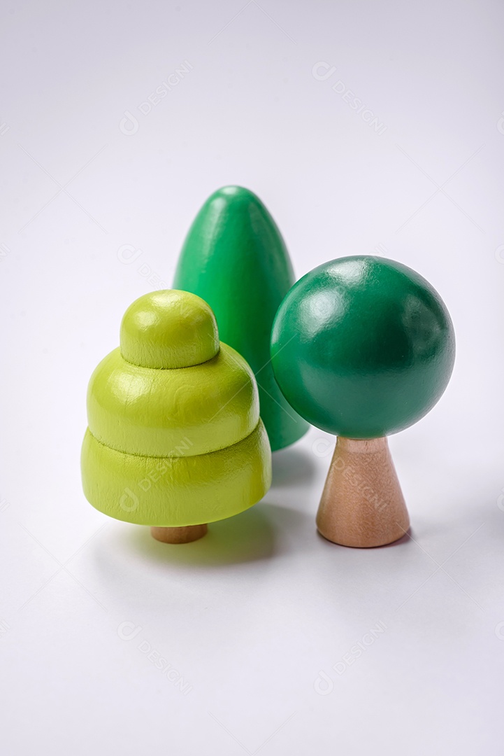 Uma casinha de madeira e chaves como ideia para investir na casa própria e atingir o objetivo de comprar um imóvel. Plano de fundo para sua ideia