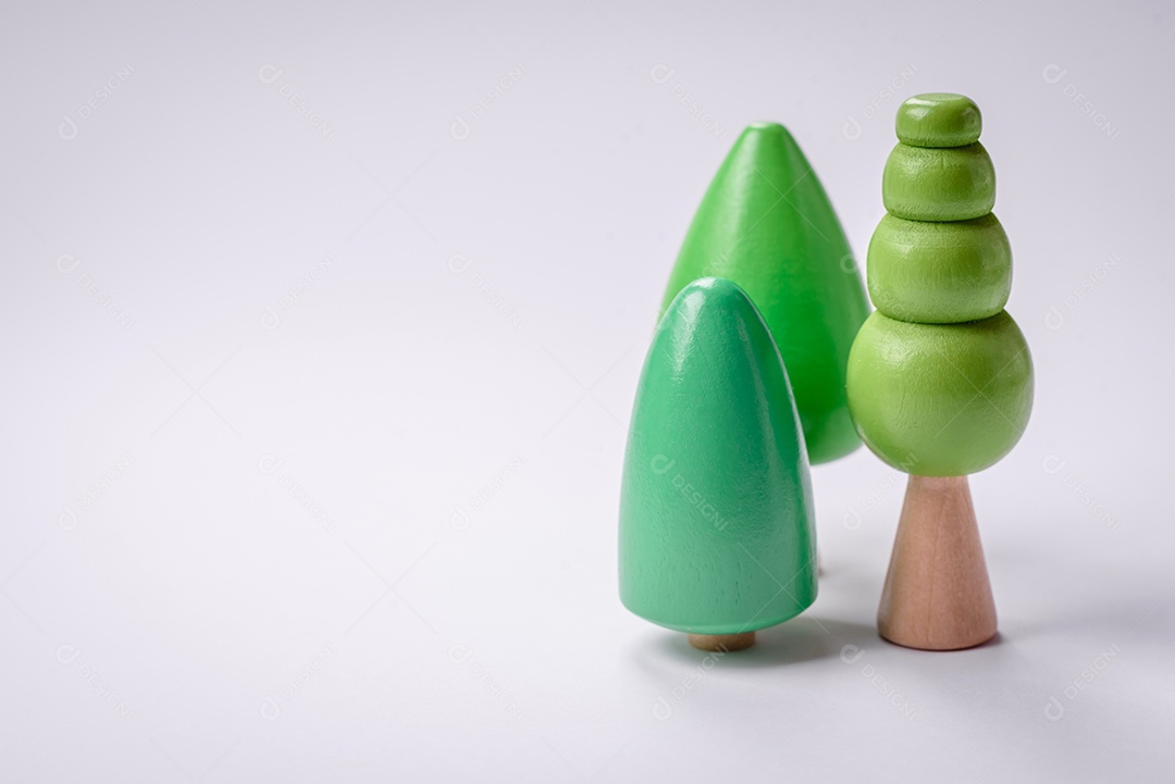 Uma casinha de madeira e chaves como ideia para investir na casa própria e atingir o objetivo de comprar um imóvel. Plano de fundo para sua ideia