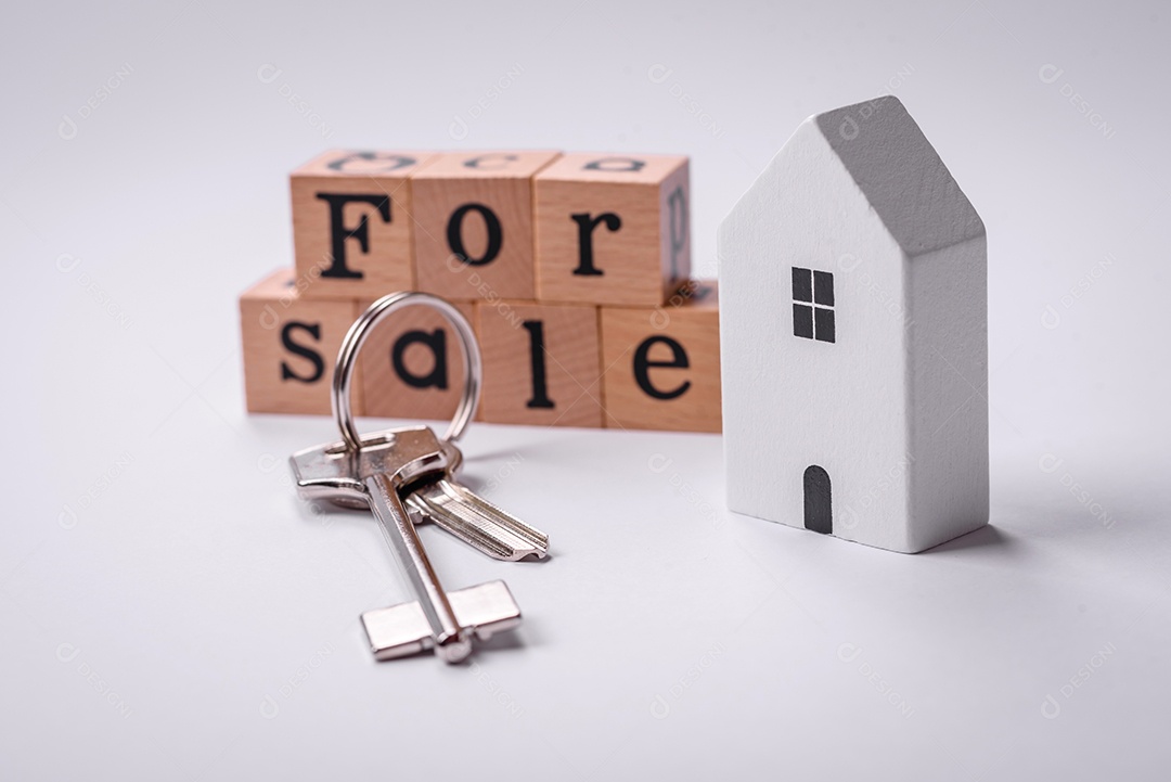 Uma casinha de madeira e chaves como ideia para investir na casa própria e atingir o objetivo de comprar um imóvel. Plano de fundo para sua ideia