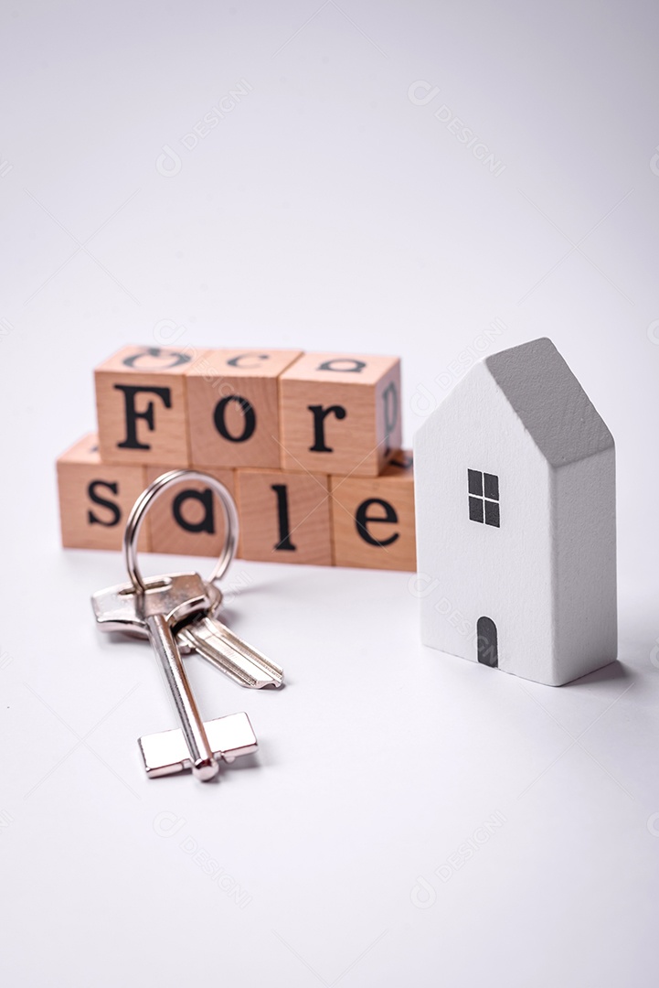 Uma casinha de madeira e chaves como ideia para investir na casa própria e atingir o objetivo de comprar um imóvel. Plano de fundo para sua ideia