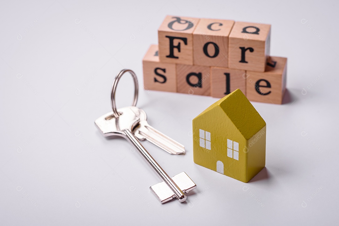 Uma casinha de madeira e chaves como ideia para investir na casa própria e atingir o objetivo de comprar um imóvel. Plano de fundo para sua ideia