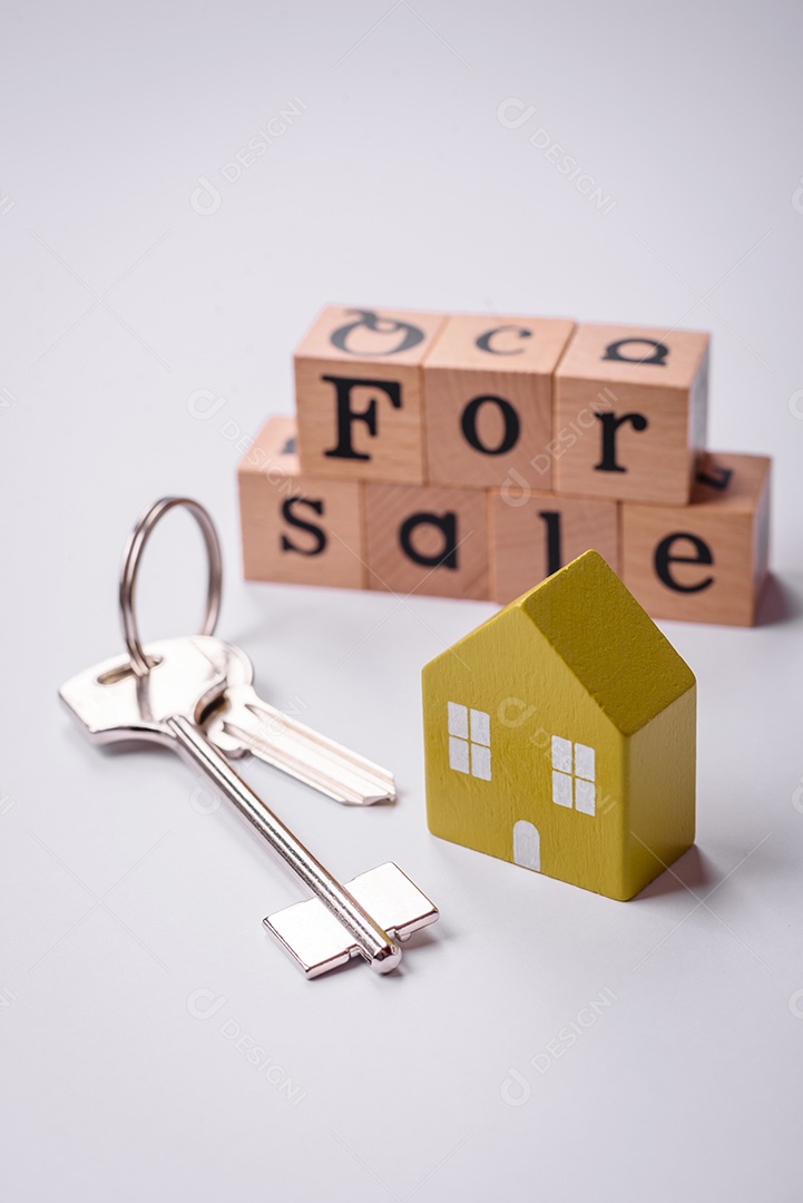 Uma casinha de madeira e chaves como ideia para investir na casa própria e atingir o objetivo de comprar um imóvel. Plano de fundo para sua ideia