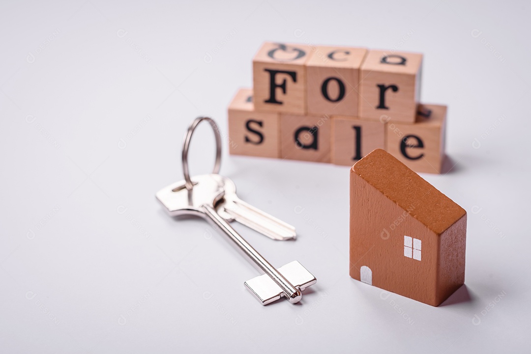 Uma casinha de madeira e chaves como ideia para investir na casa própria e atingir o objetivo de comprar um imóvel. Plano de fundo para sua ideia