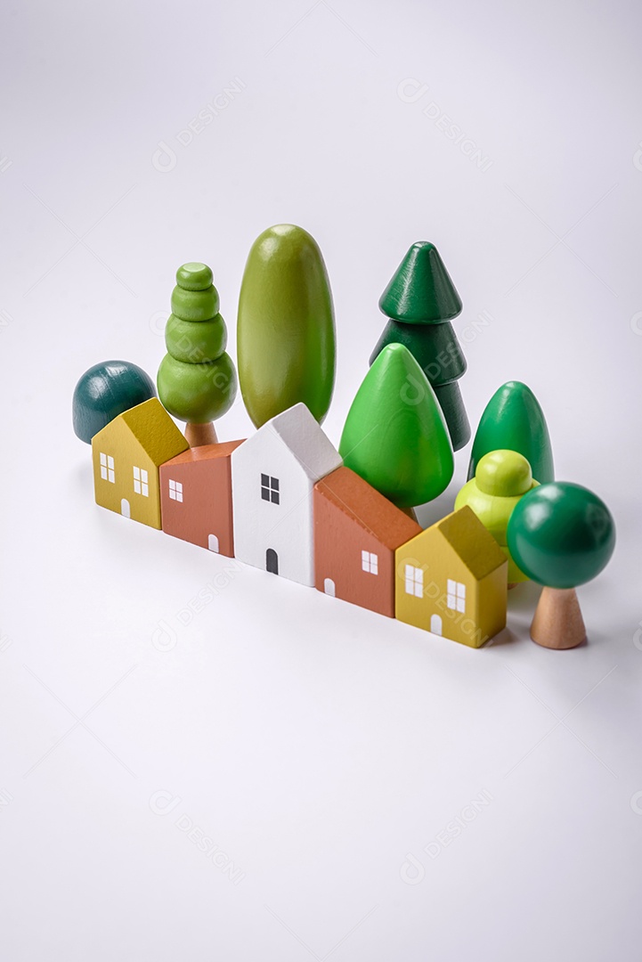 Uma casinha de madeira e chaves como ideia para investir na casa própria e atingir o objetivo de comprar um imóvel. Plano de fundo para sua ideia