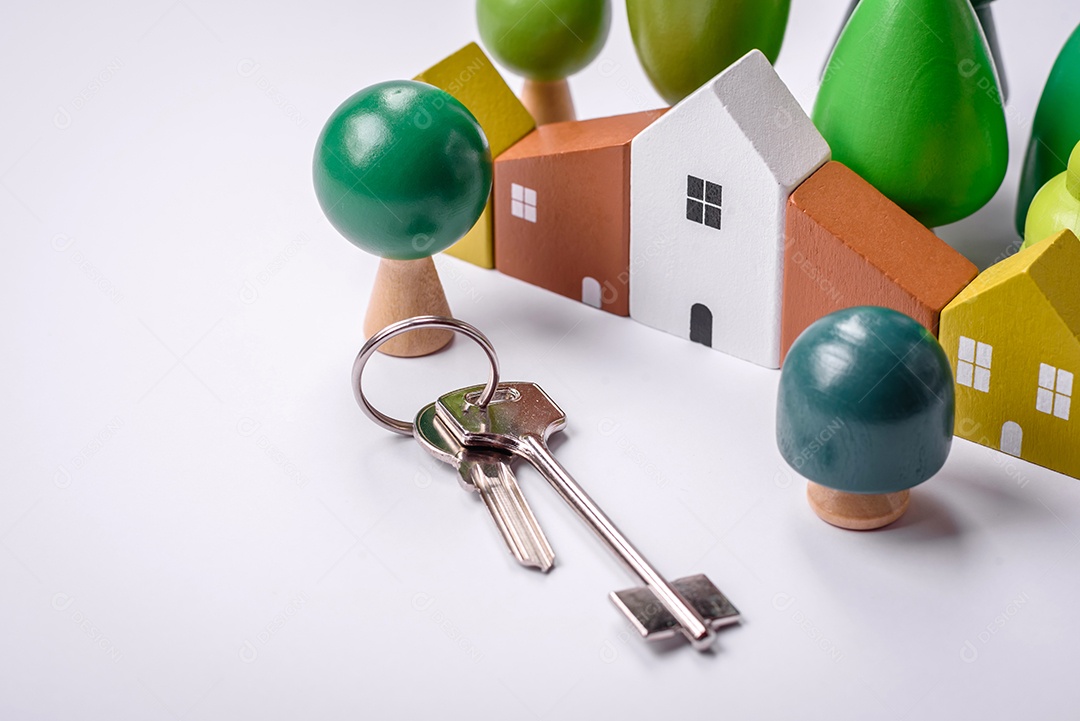 Uma casinha de madeira e chaves como ideia para investir na casa própria e atingir o objetivo de comprar um imóvel. Plano de fundo para sua ideia