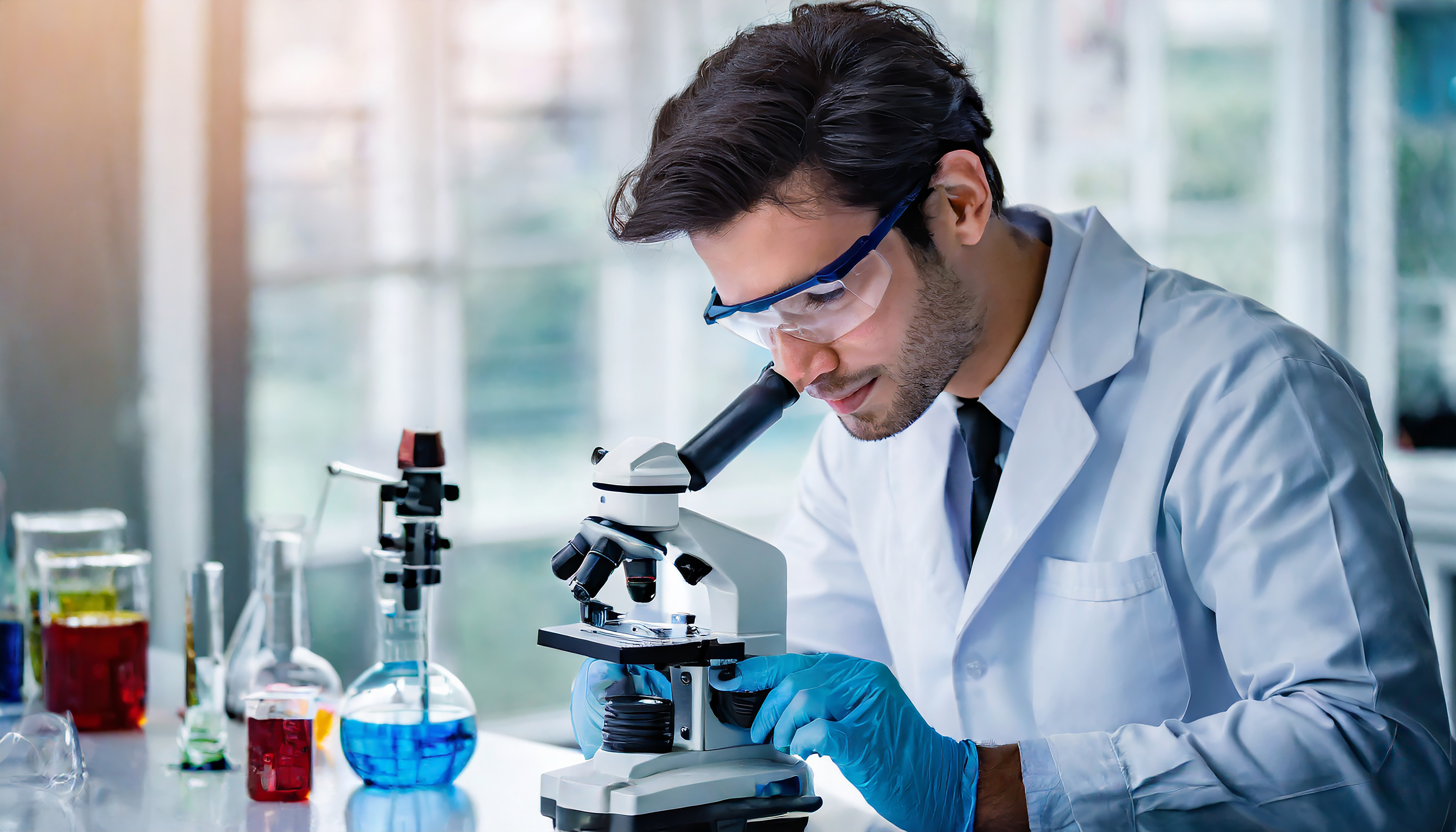 Pesquisador cientista usando microscópio em laboratório tecnologia de saúde médica e conceito de pesquisa e desenvolvimento farmacêutico