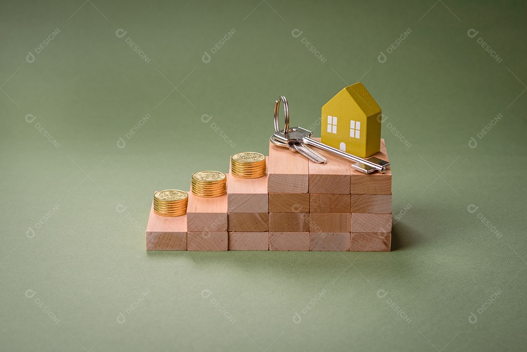 Uma casinha de madeira e chaves como ideia para investir na casa própria e atingir o objetivo de comprar um imóvel. Plano de fundo para sua ideia