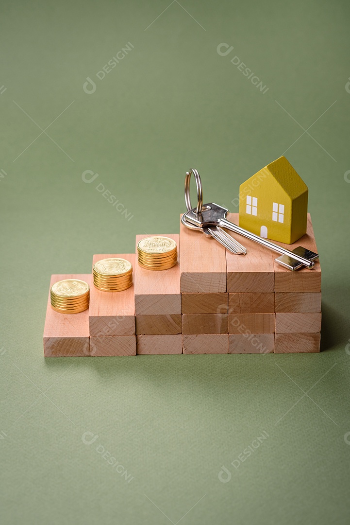Uma casinha de madeira e chaves como ideia para investir na casa própria e atingir o objetivo de comprar um imóvel. Plano de fundo para sua ideia