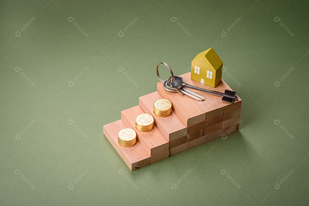 Uma casinha de madeira e chaves como ideia para investir na casa própria e atingir o objetivo de comprar um imóvel. Plano de fundo para sua ideia