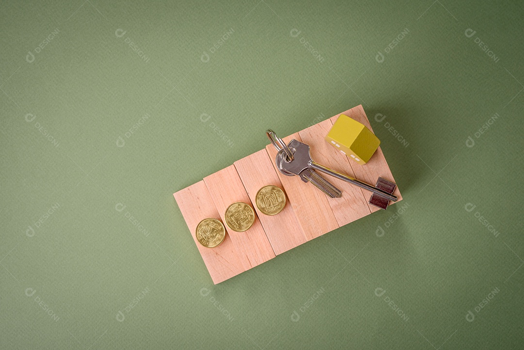 Uma casinha de madeira e chaves como ideia para investir na casa própria e atingir o objetivo de comprar um imóvel. Plano de fundo para sua ideia