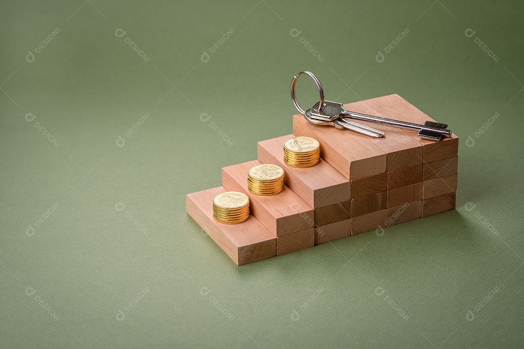 Uma casinha de madeira e chaves como ideia para investir na casa própria e atingir o objetivo de comprar um imóvel. Plano de fundo para sua ideia