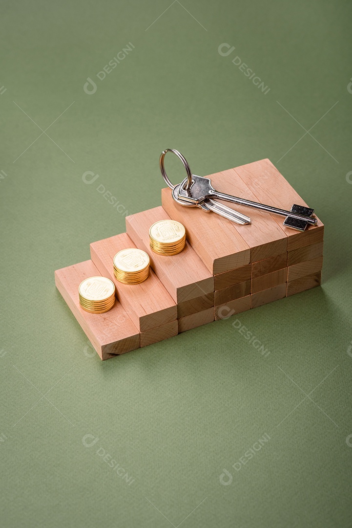 Uma casinha de madeira e chaves como ideia para investir na casa própria e atingir o objetivo de comprar um imóvel. Plano de fundo para sua ideia