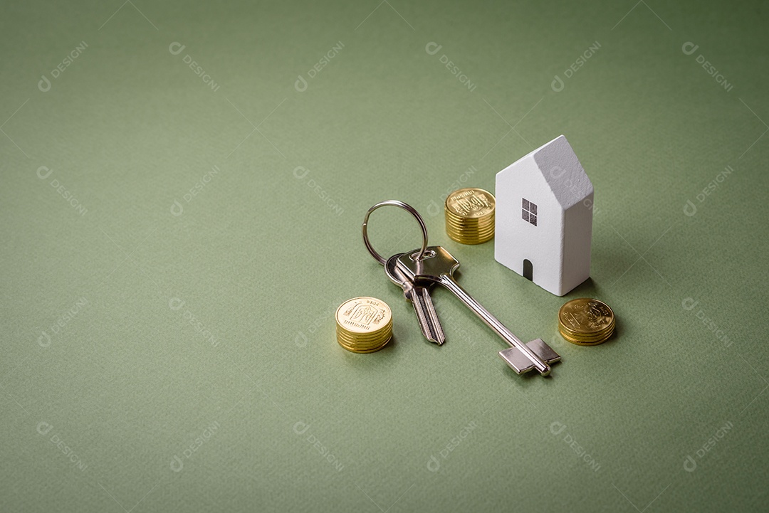 Uma casinha de madeira e chaves como ideia para investir na casa própria e atingir o objetivo de comprar um imóvel. Plano de fundo para sua ideia