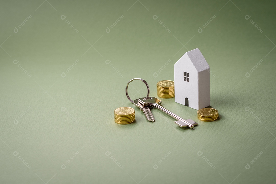Uma casinha de madeira e chaves como ideia para investir na casa própria e atingir o objetivo de comprar um imóvel. Plano de fundo para sua ideia