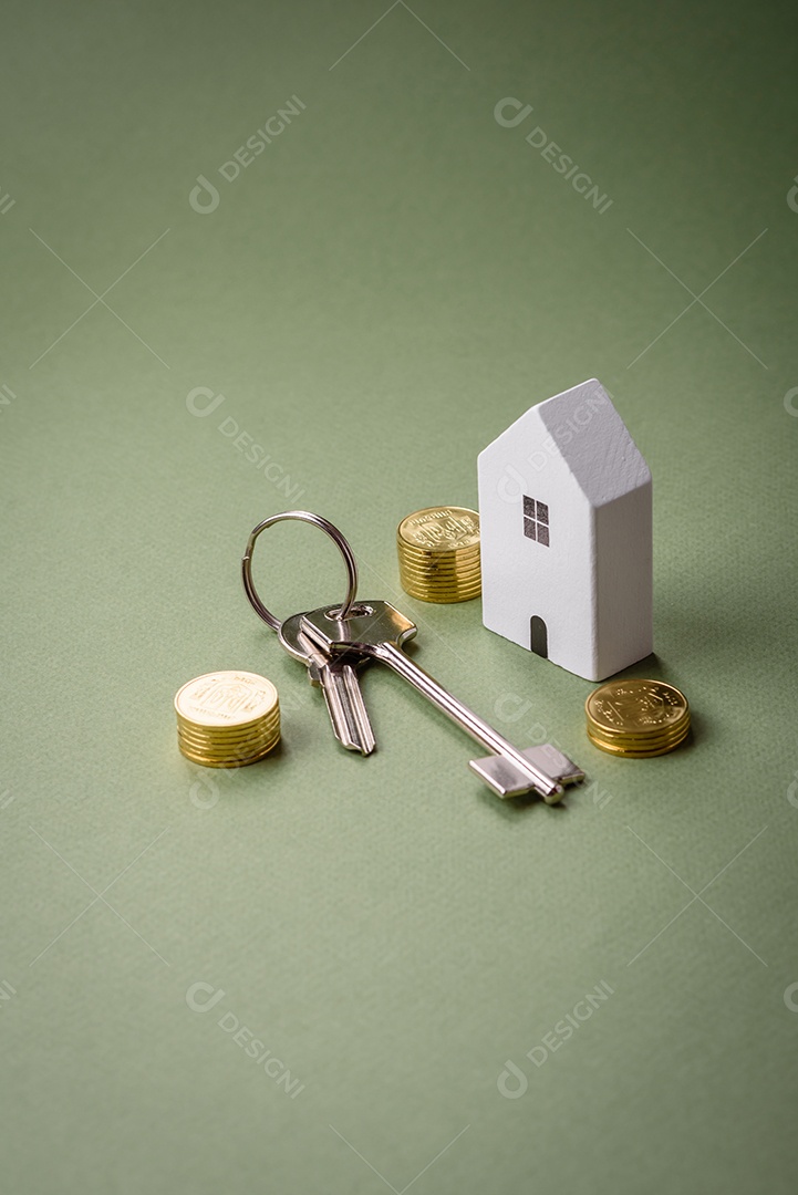 Uma casinha de madeira e chaves como ideia para investir na casa própria e atingir o objetivo de comprar um imóvel. Plano de fundo para sua ideia