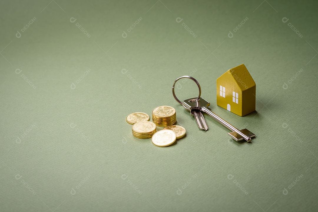 Uma casinha de madeira e chaves como ideia para investir na casa própria e atingir o objetivo de comprar um imóvel. Plano de fundo para sua ideia