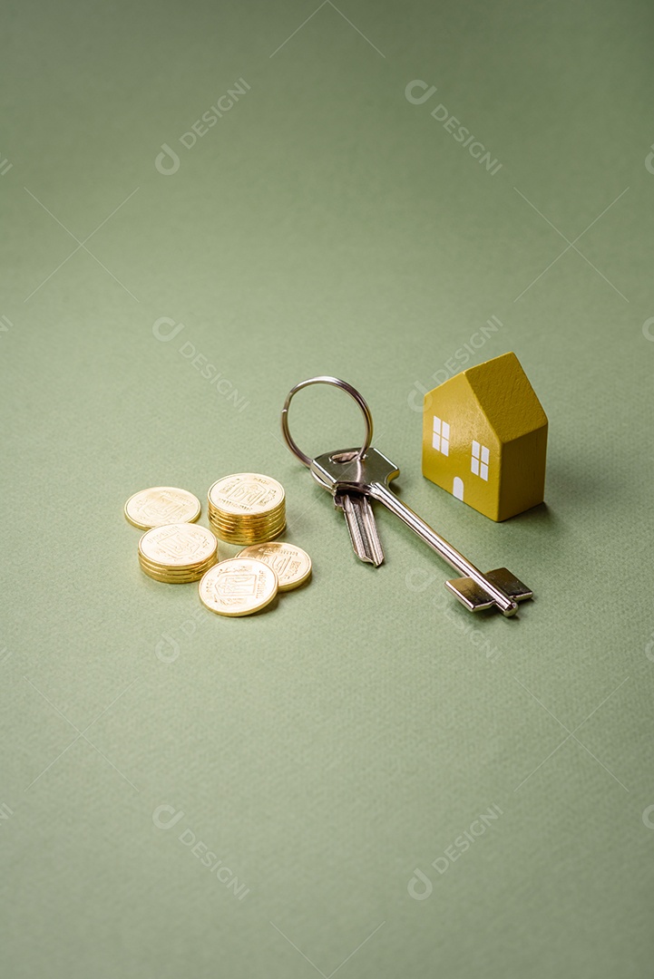 Uma casinha de madeira e chaves como ideia para investir na casa própria e atingir o objetivo de comprar um imóvel. Plano de fundo para sua ideia