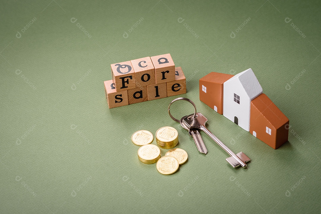 Uma casinha de madeira e chaves como ideia para investir na casa própria e atingir o objetivo de comprar um imóvel. Plano de fundo para sua ideia