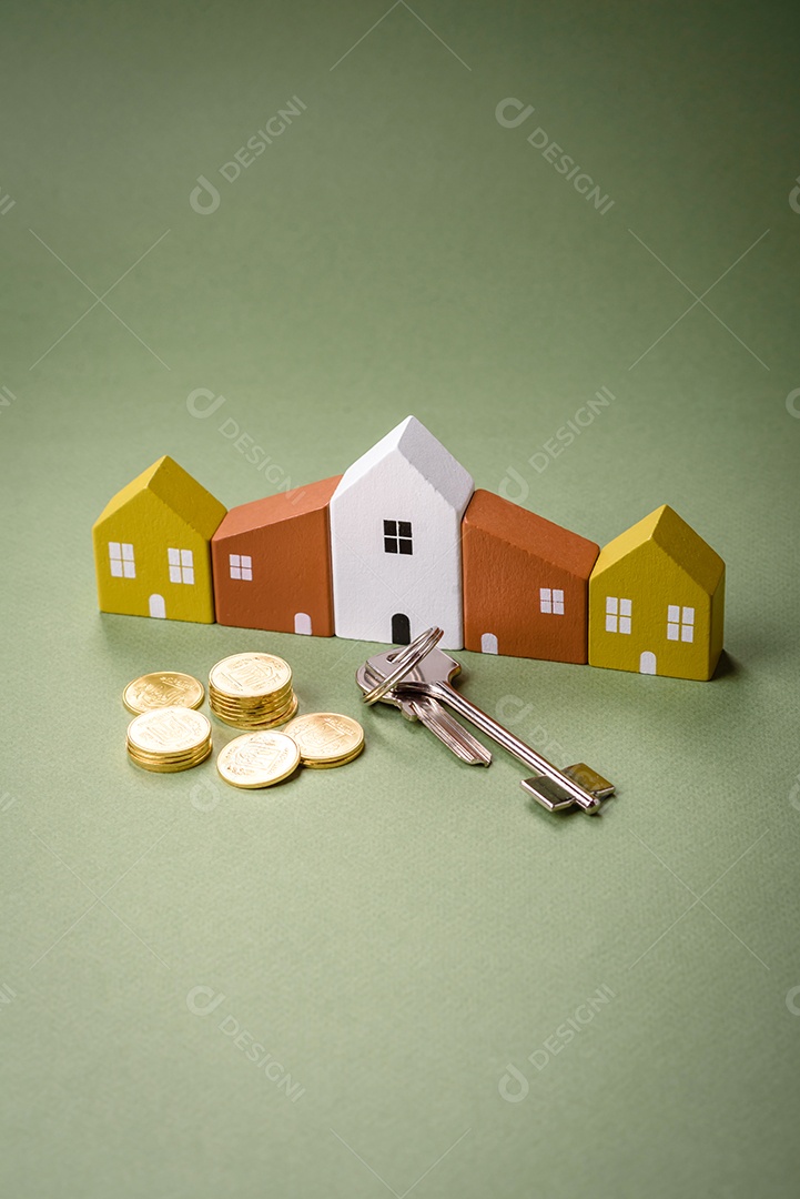 Uma casinha de madeira e chaves como ideia para investir na casa própria e atingir o objetivo de comprar um imóvel. Plano de fundo para sua ideia