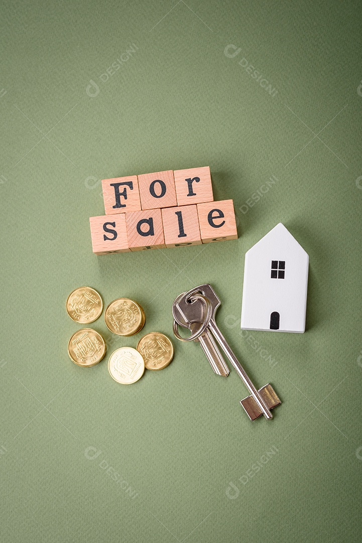 Uma casinha de madeira e chaves como ideia para investir na casa própria e atingir o objetivo de comprar um imóvel. Plano de fundo para sua ideia