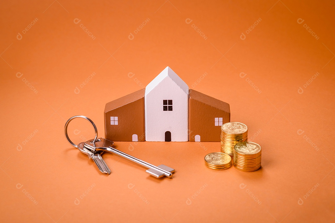 Uma casinha de madeira e chaves como ideia para investir na casa própria e atingir o objetivo de comprar um imóvel. Plano de fundo para sua ideia