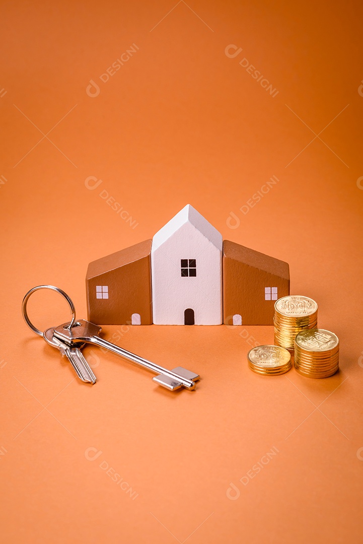 Uma casinha de madeira e chaves como ideia para investir na casa própria e atingir o objetivo de comprar um imóvel. Plano de fundo para sua ideia