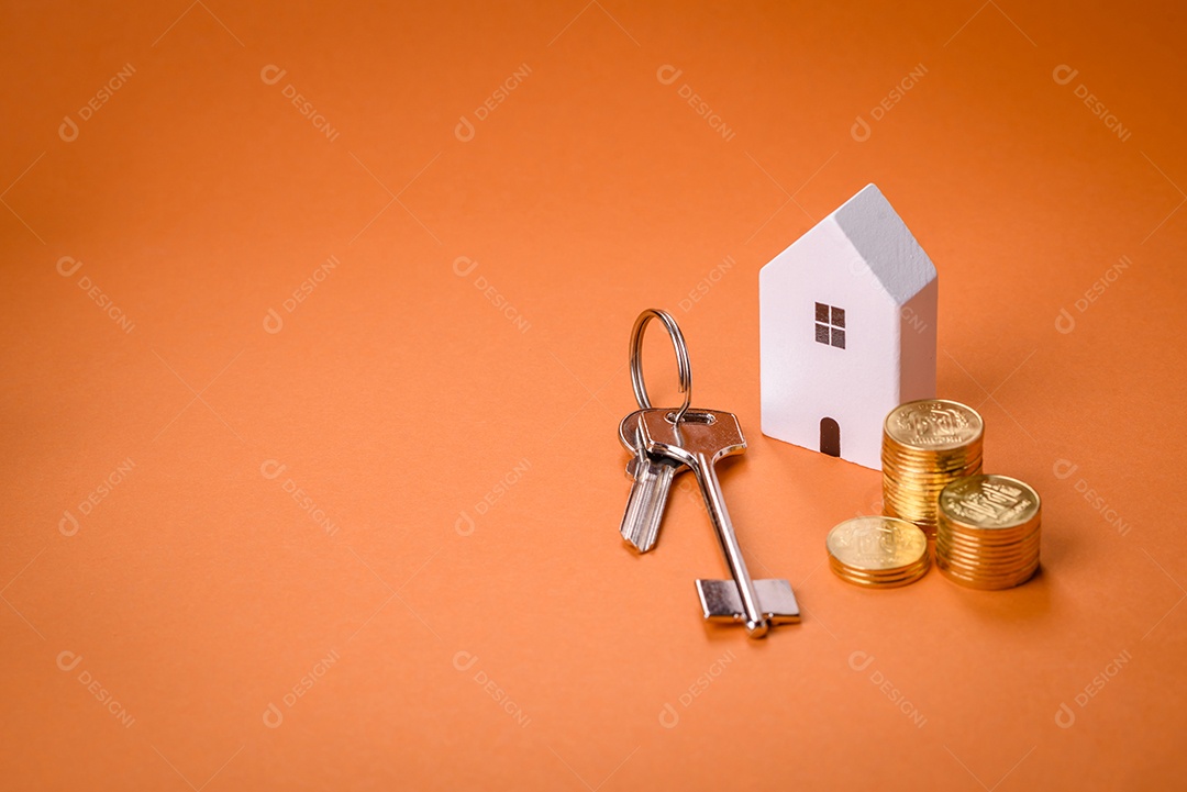 Uma casinha de madeira e chaves como ideia para investir na casa própria e atingir o objetivo de comprar um imóvel. Plano de fundo para sua ideia