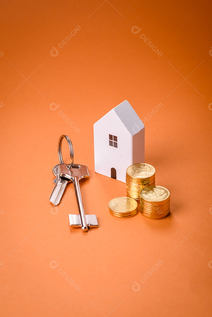 Uma casinha de madeira e chaves como ideia para investir na casa própria e atingir o objetivo de comprar um imóvel. Plano de fundo para sua ideia