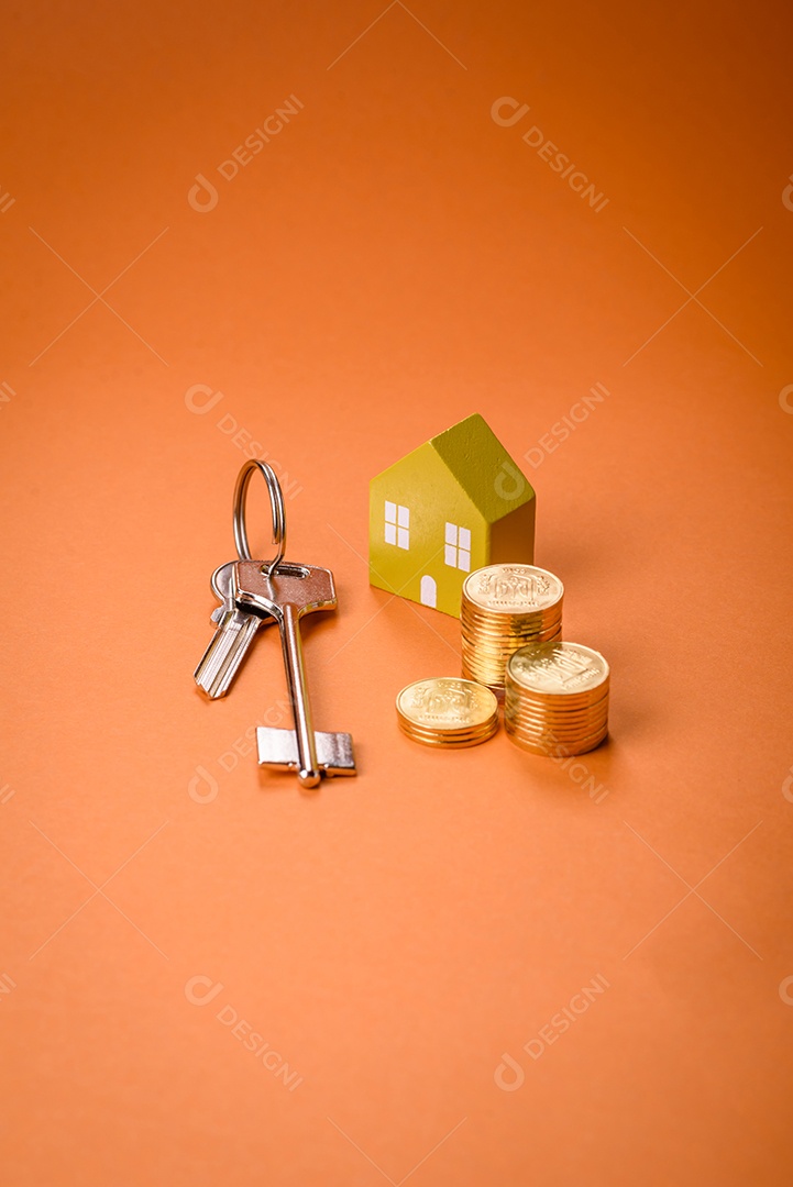 Uma casinha de madeira e chaves como ideia para investir na casa própria e atingir o objetivo de comprar um imóvel. Plano de fundo para sua ideia
