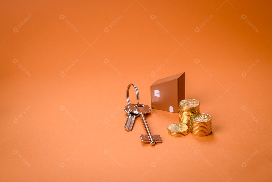 Uma casinha de madeira e chaves como ideia para investir na casa própria e atingir o objetivo de comprar um imóvel. Plano de fundo para sua ideia
