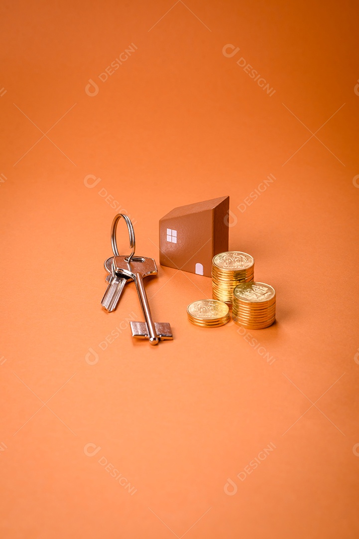 Uma casinha de madeira e chaves como ideia para investir na casa própria e atingir o objetivo de comprar um imóvel. Plano de fundo para sua ideia