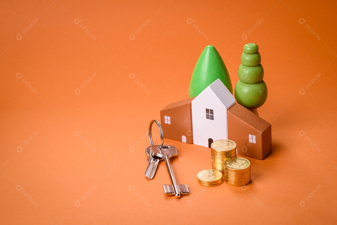 Uma casinha de madeira e chaves como ideia para investir na casa própria e atingir o objetivo de comprar um imóvel. Plano de fundo para sua ideia