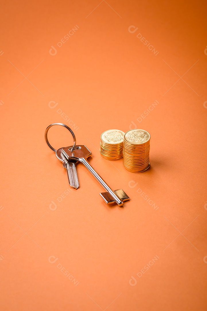 Uma casinha de madeira e chaves como ideia para investir na casa própria e atingir o objetivo de comprar um imóvel. Plano de fundo para sua ideia