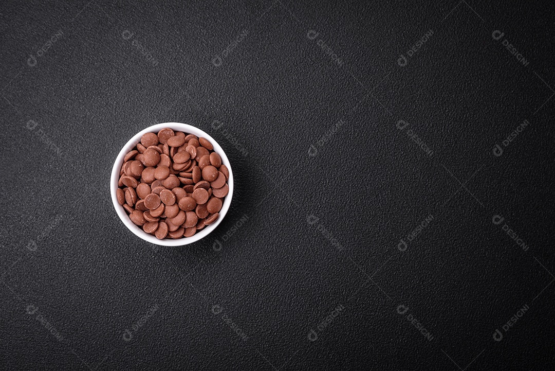 Grânulos redondos de chocolate doce de confeitaria como ingrediente ou preparação para a preparação de deliciosas sobremesas. Fazendo doces em casa